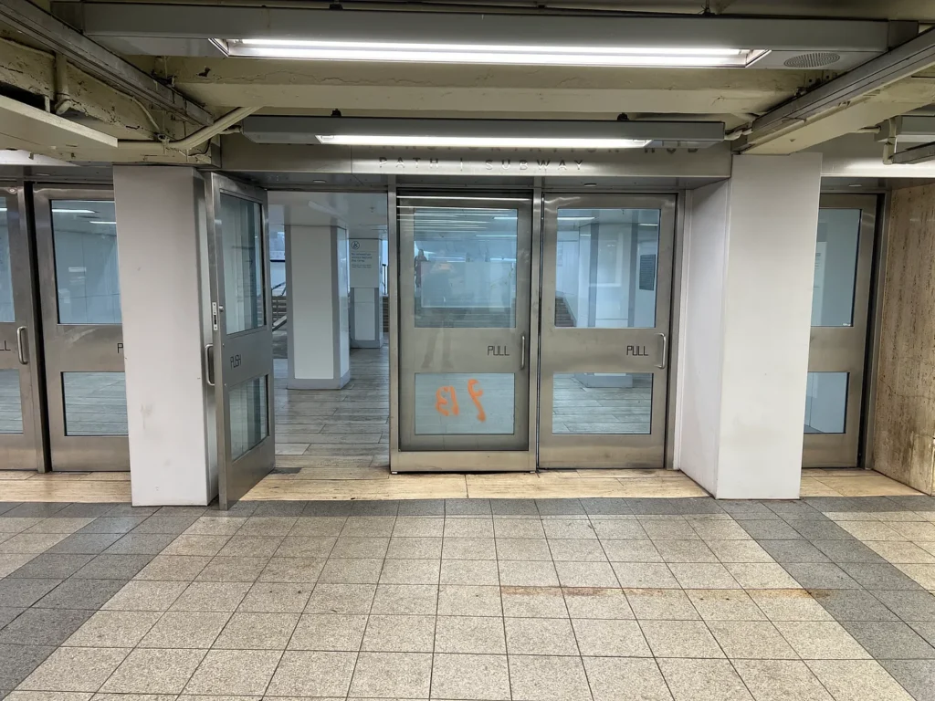 La única entrada restante del antiguo World Trade Center, uniendo el pasado y el presente