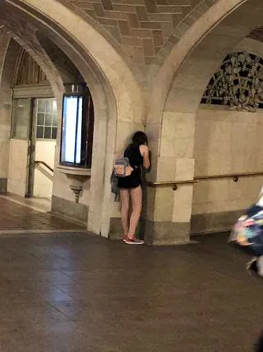 una chica susurrando en la galeria de los susurros grand central