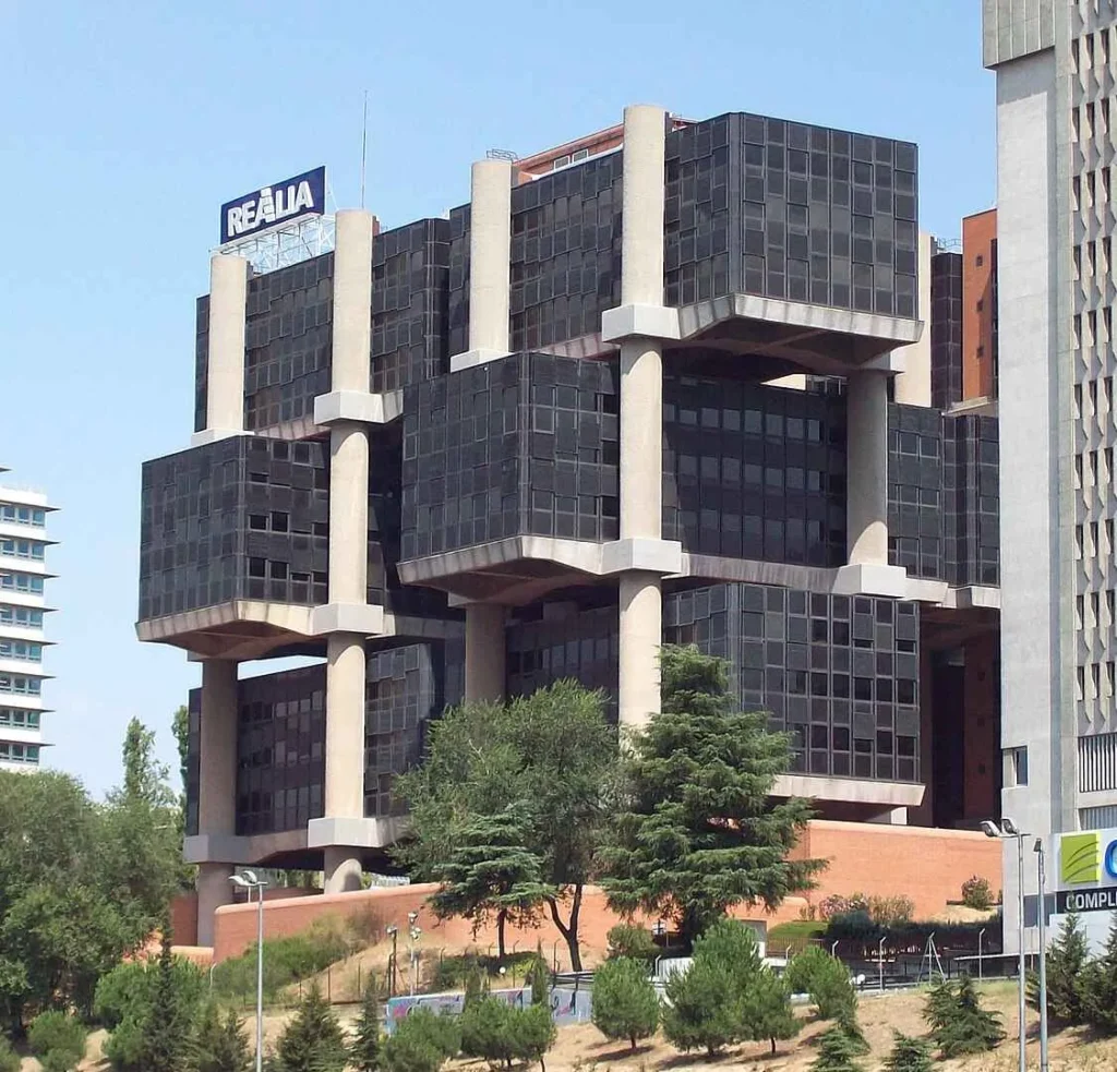 Vista lateral del edificio Los Cubos