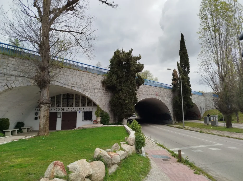 Vista frontal de la Capilla del Puente, construida dentro del ojo de un puente
