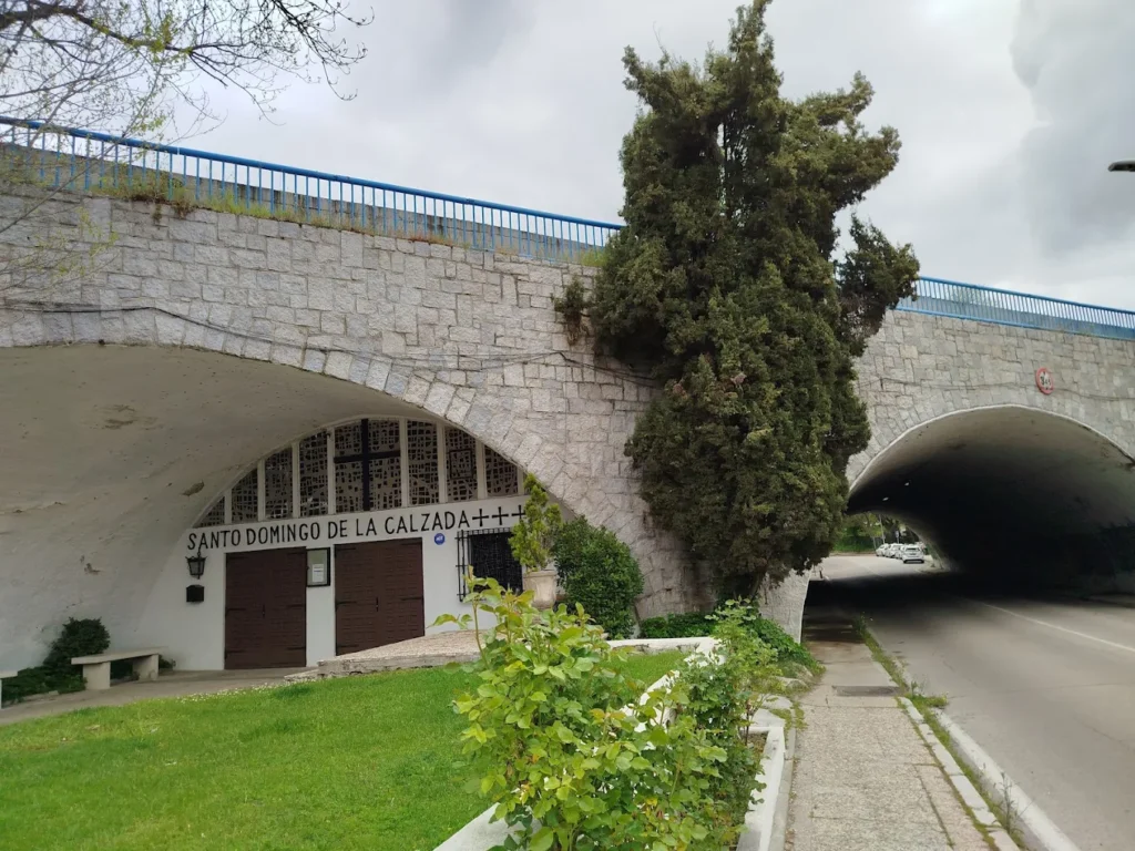 La Capilla del Puente, un espacio sagrado entre concreto, tráfico y silencio