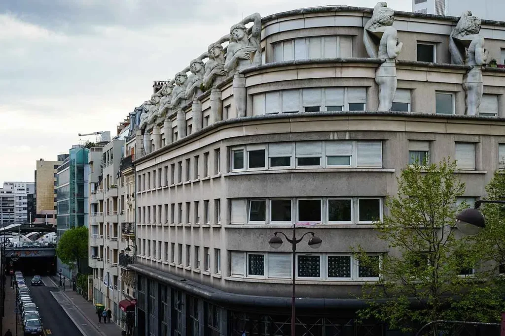 Fachada monumental de la comisaría del distrito 12