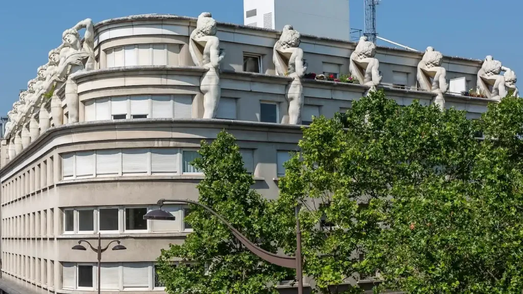 Edificio cívico con estética escultórica