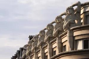 la comisaria de policia mas insolita de paris francia