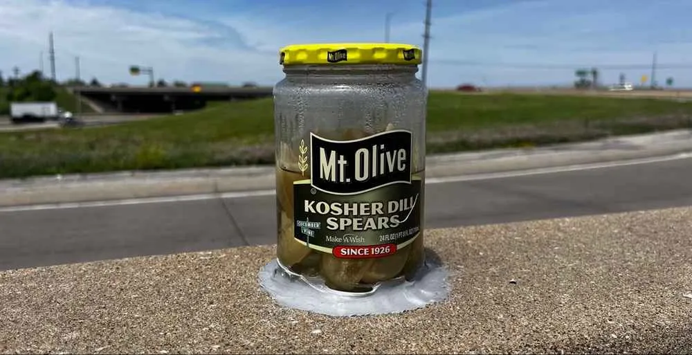 Un extraño fenómeno ha desconcertado a los habitantes de Missouri: frascos de pepinillos aparecen misteriosamente en la mediana de una autopista en Des Peres, Missouri.