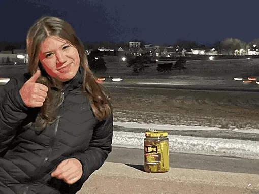 una chica posando junto al misterioso tarro de pepinillos de der peres