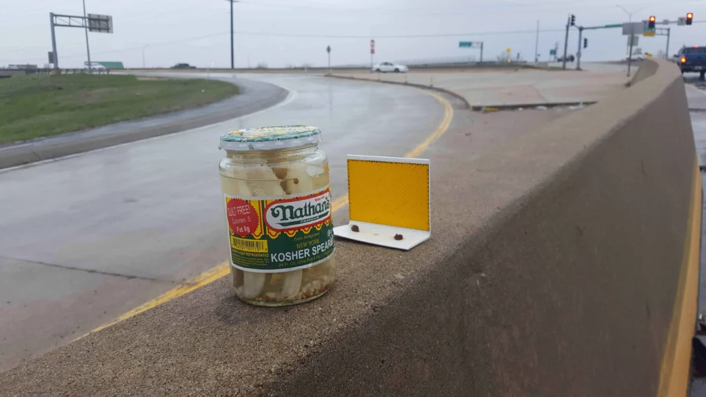 Un extraño fenómeno ha desconcertado a los habitantes de Missouri: frascos de pepinillos aparecen misteriosamente en la mediana de una autopista en Des Peres, Missouri.