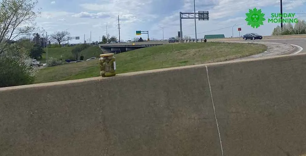 Avistamientos del misterioso frasco de pepinillos cerca de la autopista 270 y Manchester.