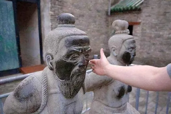 Estatuas de Qin Hui y su esposa frente al templo conmemorativo de A Yue Fei.