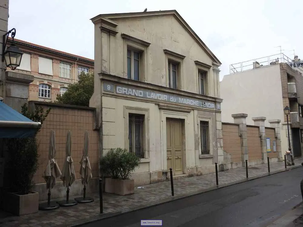 Fachada neoclásica del antiguo lavoir en París