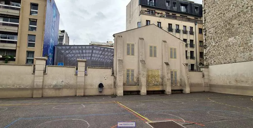antigua fachada del lavadero de paris ahora forma parte del patio de una escuela