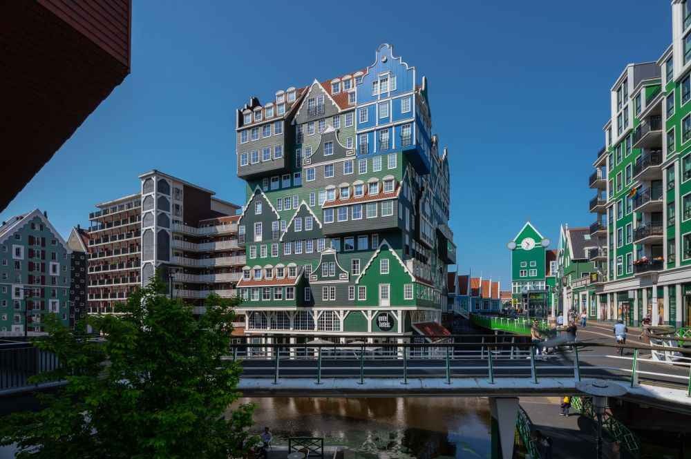 hotel inntel zaandam sobre los canales de paises bajos