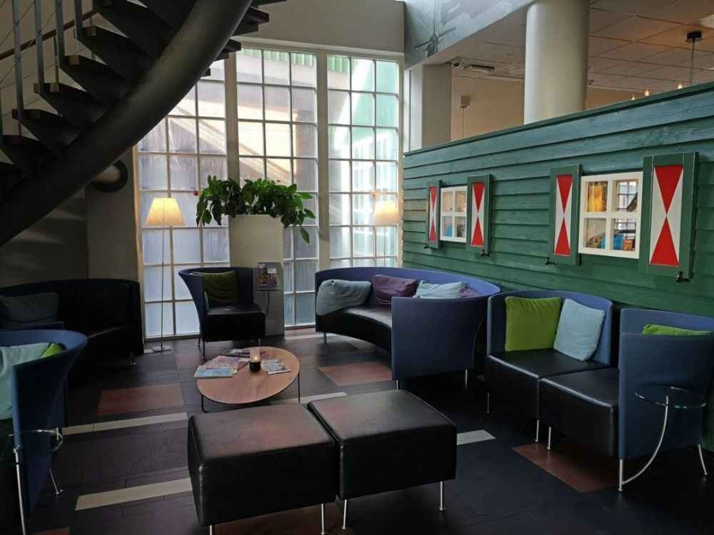 el interior del hotel Zaandam tambien esta decorado con madera