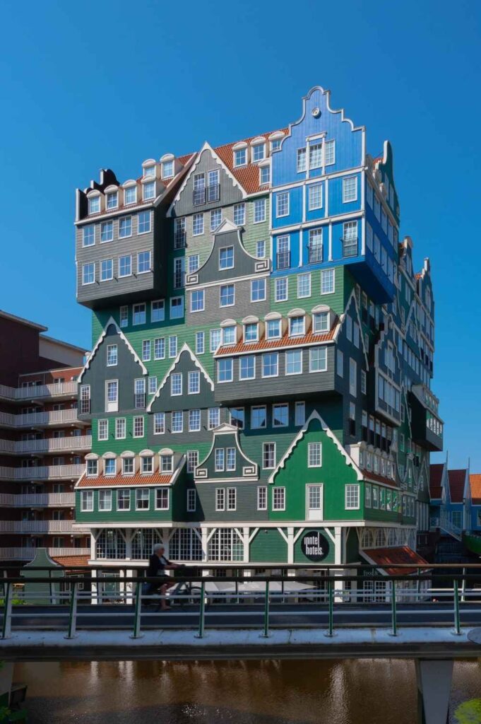 hotel inntel zaandam con un parecido a una torre de legos