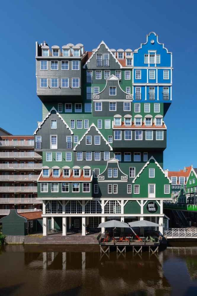 hotel inntel zaandam con un parecido a una torre de legos