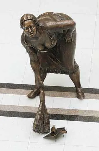 Escultura original de la limpiadora con el recogedor y la botella