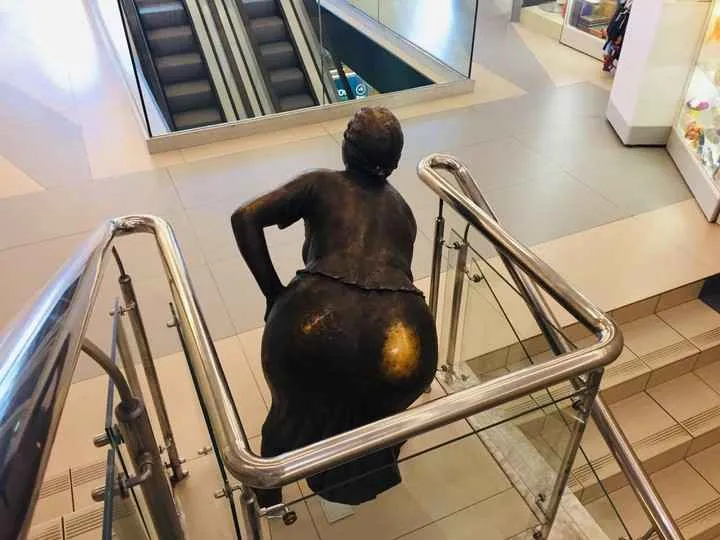 El trasero de la estatua se volvio una especie de amuleto de la buena suerte
