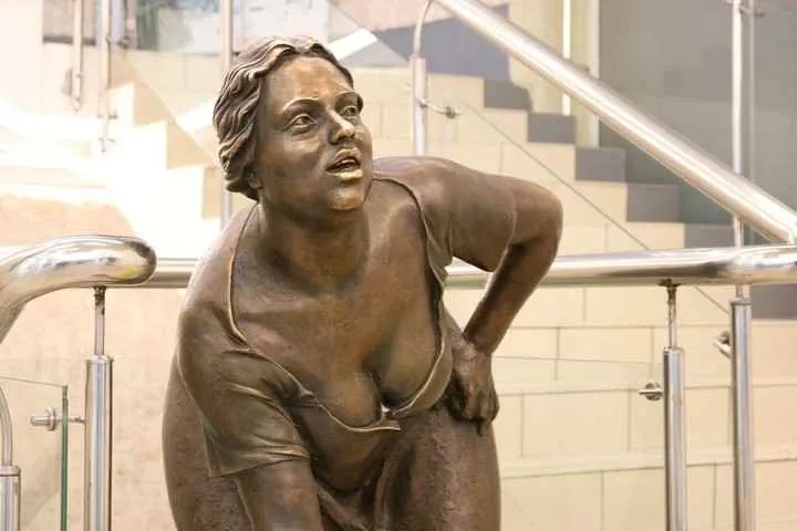 la estatua de la señora de la limpieza tiene curvas muy pronunciadas