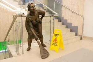 escultura en honor de la señora de la limpieza en moscu