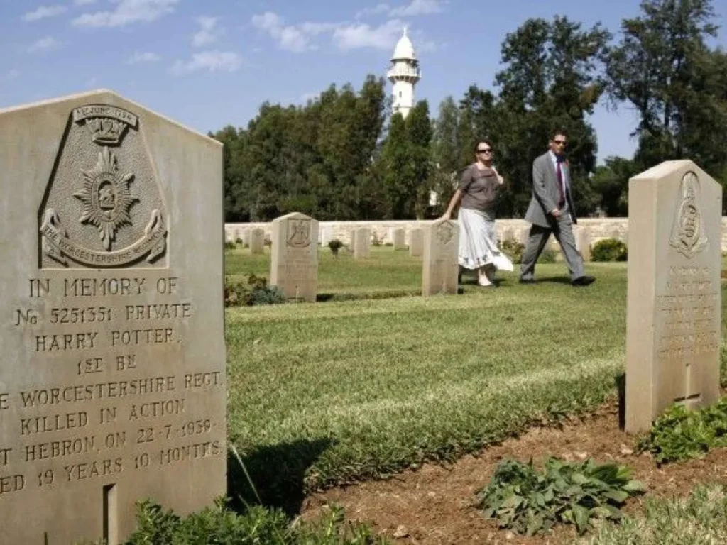 La gente camina cerca de la tumba de un soldado británico caído llamado Harry Potter antes de una ceremonia conmemorativa en el Cementerio de Tumbas de Guerra de la Commonwealth en Ramle.