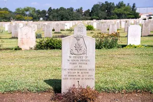 La tumba del soldado Harry Potter en el Cementerio de Tumbas de Guerra de la Commonwealth en Ramleh, Israel.