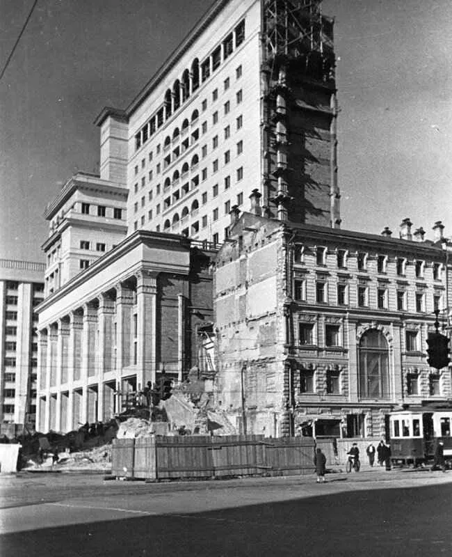 El edificio de la derecha es el Grand Hotel, que pasará a formar parte del «Hotel Moskva».