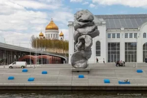 Escultura Big Clay No. 4 de Urs Fischer instalada en Moscú en 2021