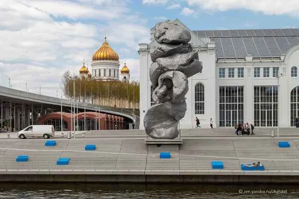 Escultura Big Clay No. 4 de Urs Fischer instalada en Moscú en 2021