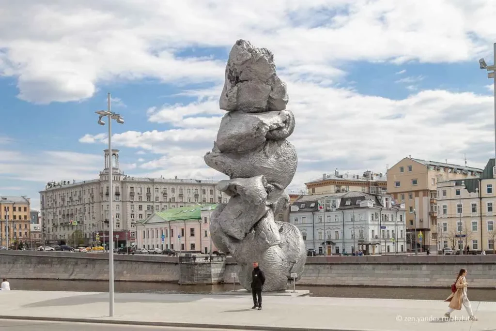 Big Clay No. 4, una obra abstracta que simboliza la creación y lo inacabado.