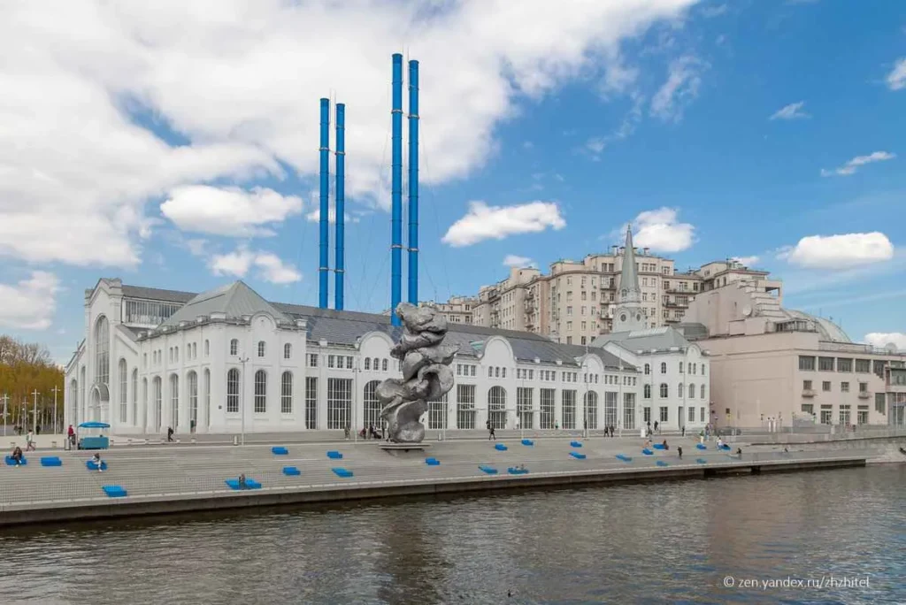 Escultura contemporánea de aluminio que ha dividido la opinión pública en Moscú.