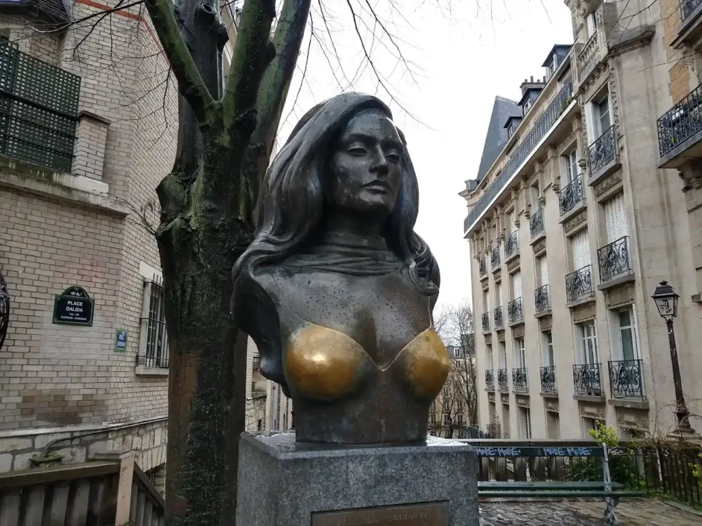 Escultura de Dalida en París, visiblemente pulida en el pecho por el contacto constante de los visitantes.