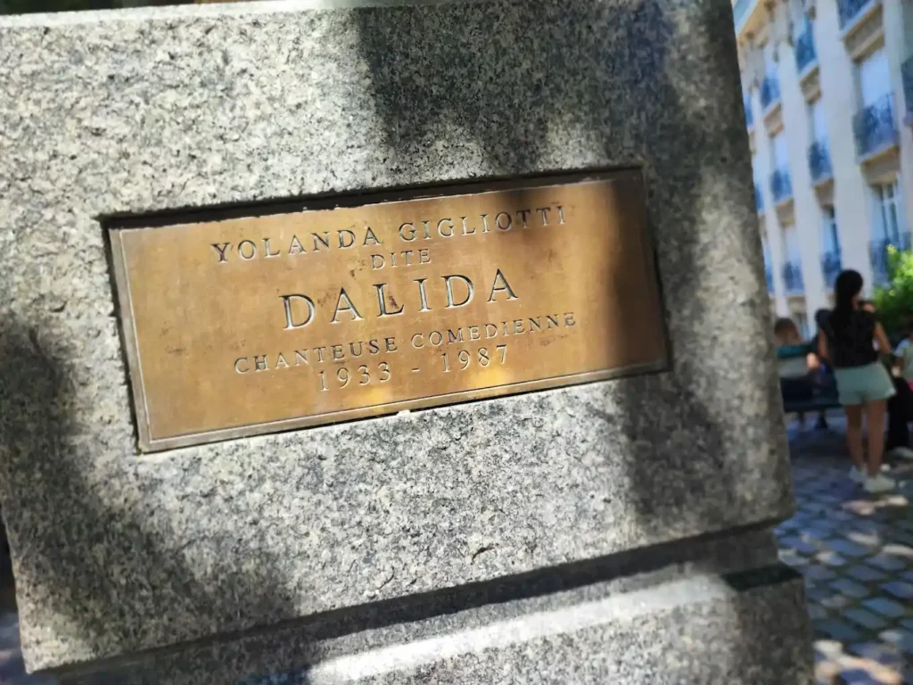 placa informativa en el busto de Dalida