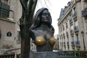 Busto de Dalida en Montmartre, con el pecho desgastado por la tradición de los turistas de tocarlo para la buena suerte.