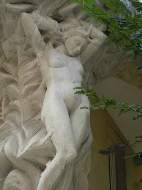 cariatide de diana la cazadora bañandose desnuda