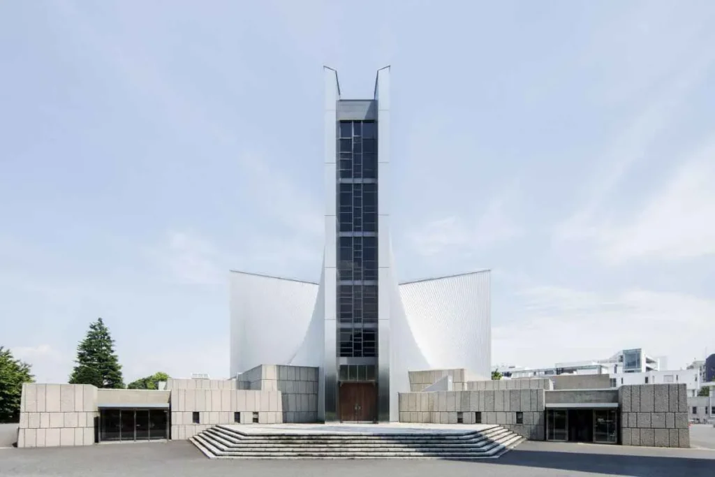 entrada sencilla a la catedral de tokio por una puerta de madera