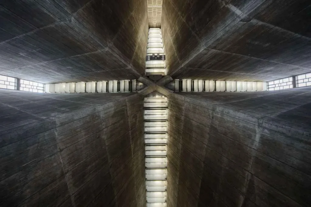 Mirando hacia arriba el tragaluz en forma de cruz catedral de tokio
