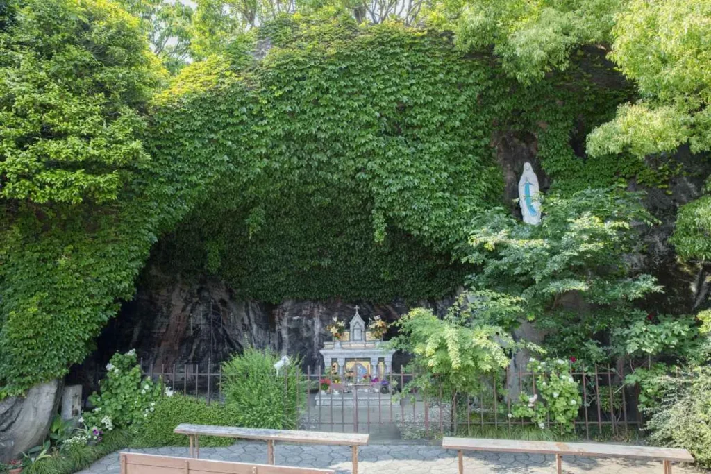 La Gruta de Lourdes de la catedral, que sobrevivió a los ataques aéreos de la Segunda Guerra Mundial. catedral de tokio