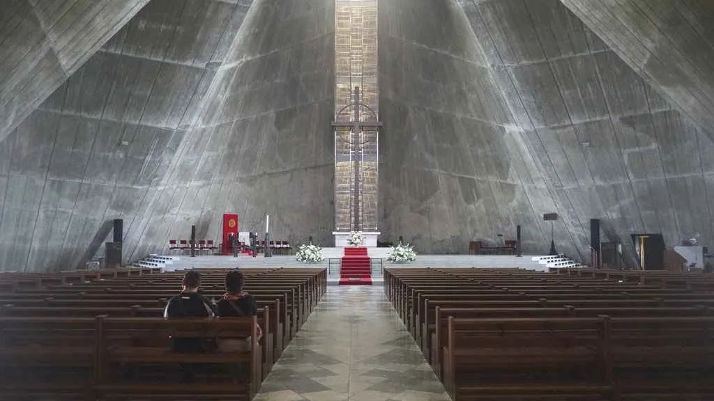 Interior de la Catedral de Tokio, vasto espacio de hormigón.