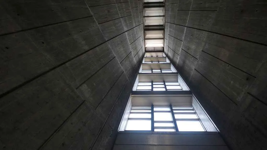 Elegancia brutalista: Catedral de Santa María de Tokio.