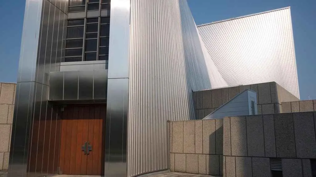 Una sencilla puerta de madera marca la entrada principal a la catedral de tokio