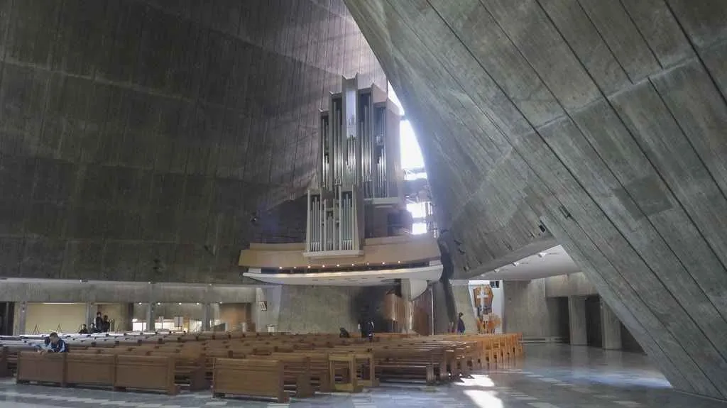 Luz sobre las paredes curvas de la Catedral de Tokio.
