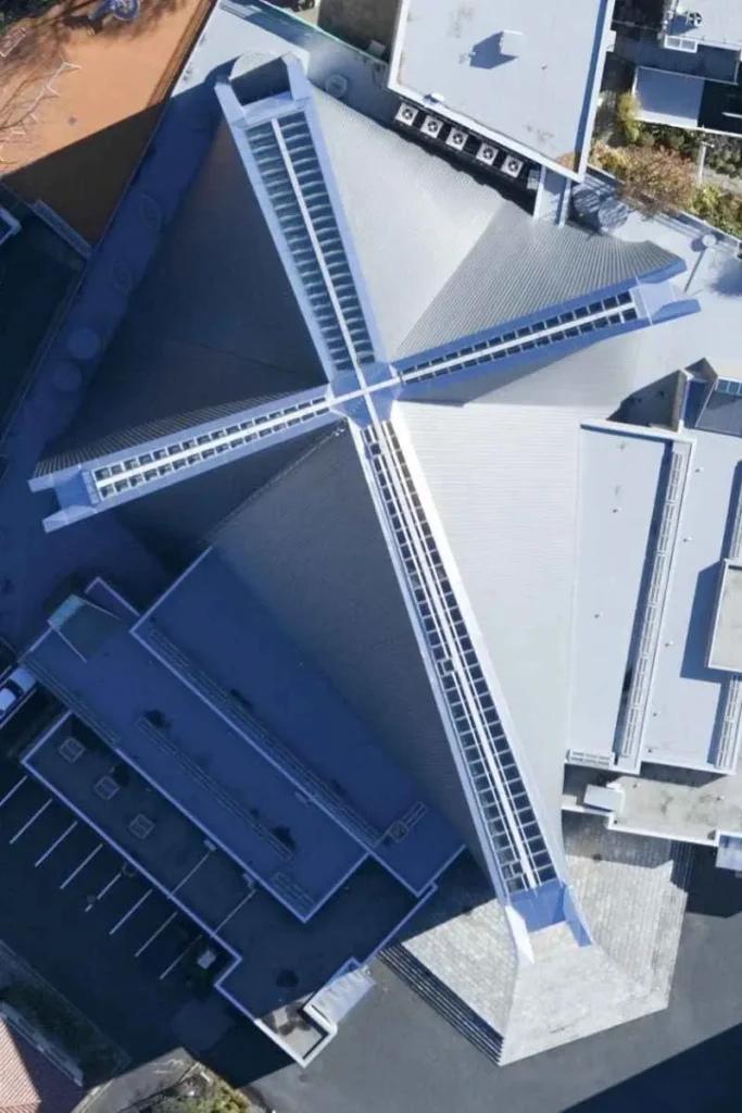Visto desde arriba, la arquitectura revela la silueta de una cruz entre los paraboloides hiperbólicos. Catedral de tokio