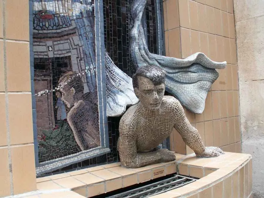 Ilusión óptica de un hombre real en la ventana