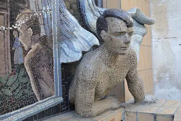 Escultura de Philippe Rebuffet en el XVIII distrito