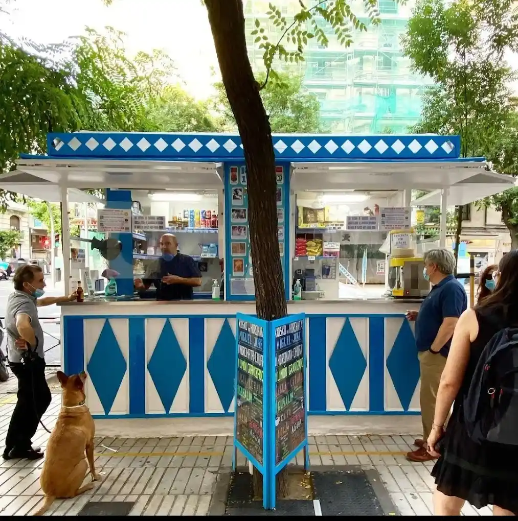 fachada frontal del ultimo kiosko de horchata en madrid