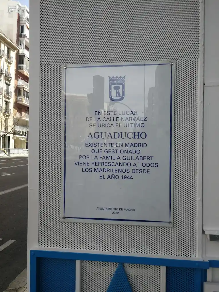 placa conmemorativa entregada por la alcaldia de madrid por ser el ultimo kiosko de horchata de madrid