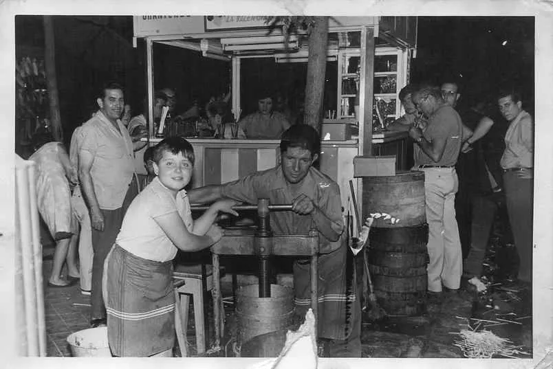 foto antigua del kiosko de horchata narvaez en los años 50