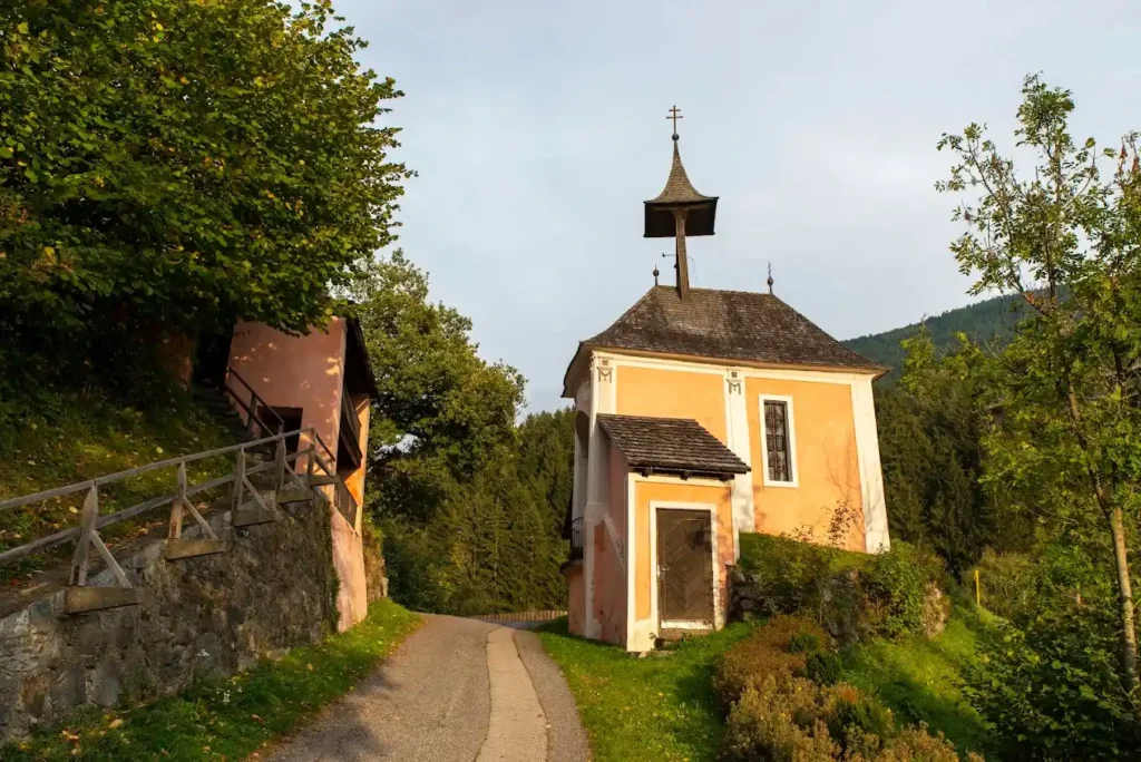 Entrada al lado del sacerdote en la Iglesia Dividida de Gmünd, cerrado al público.