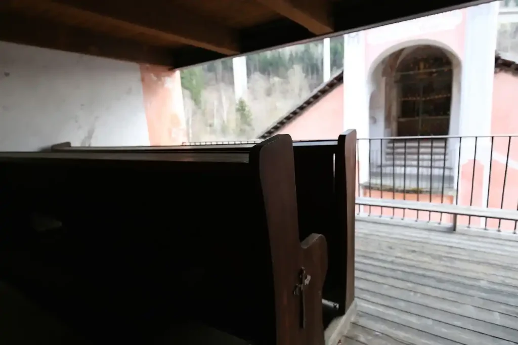 Bancos de madera en el lado de los feligreses, con vista directa a la parte del sermón.