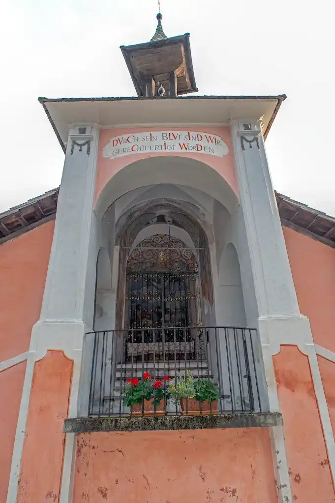 Vista desde el balcón del sacerdote hacia los bancos de la congregación.